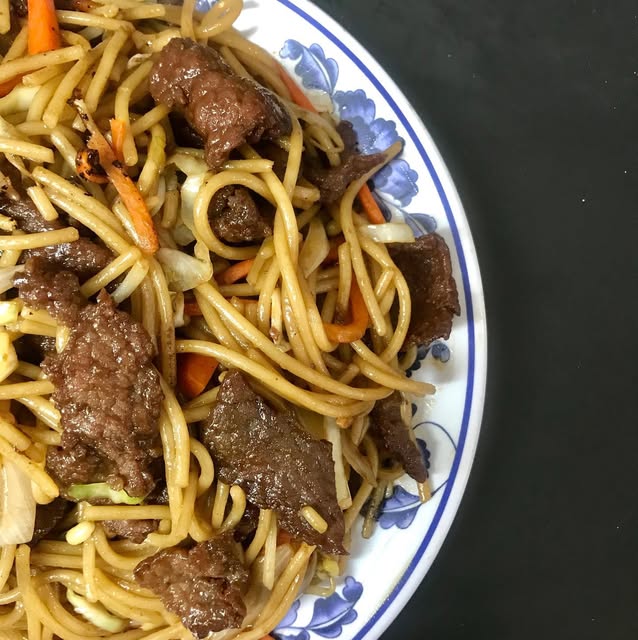Noodles salteados con res y vegetales