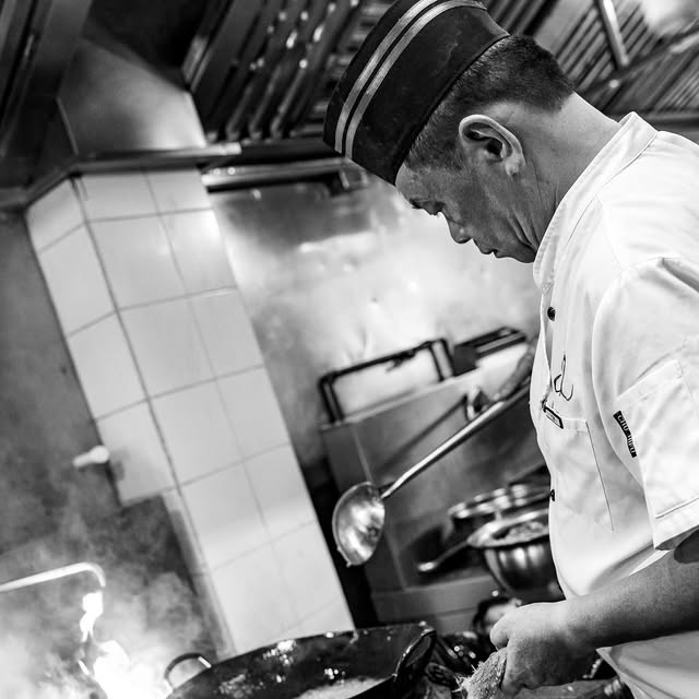 Chef de Chi preparando un platillo al wok