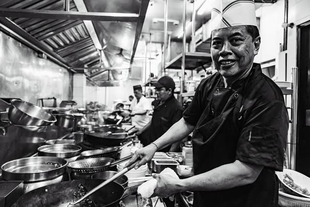 Chef de Chi sonriendo en la cocina