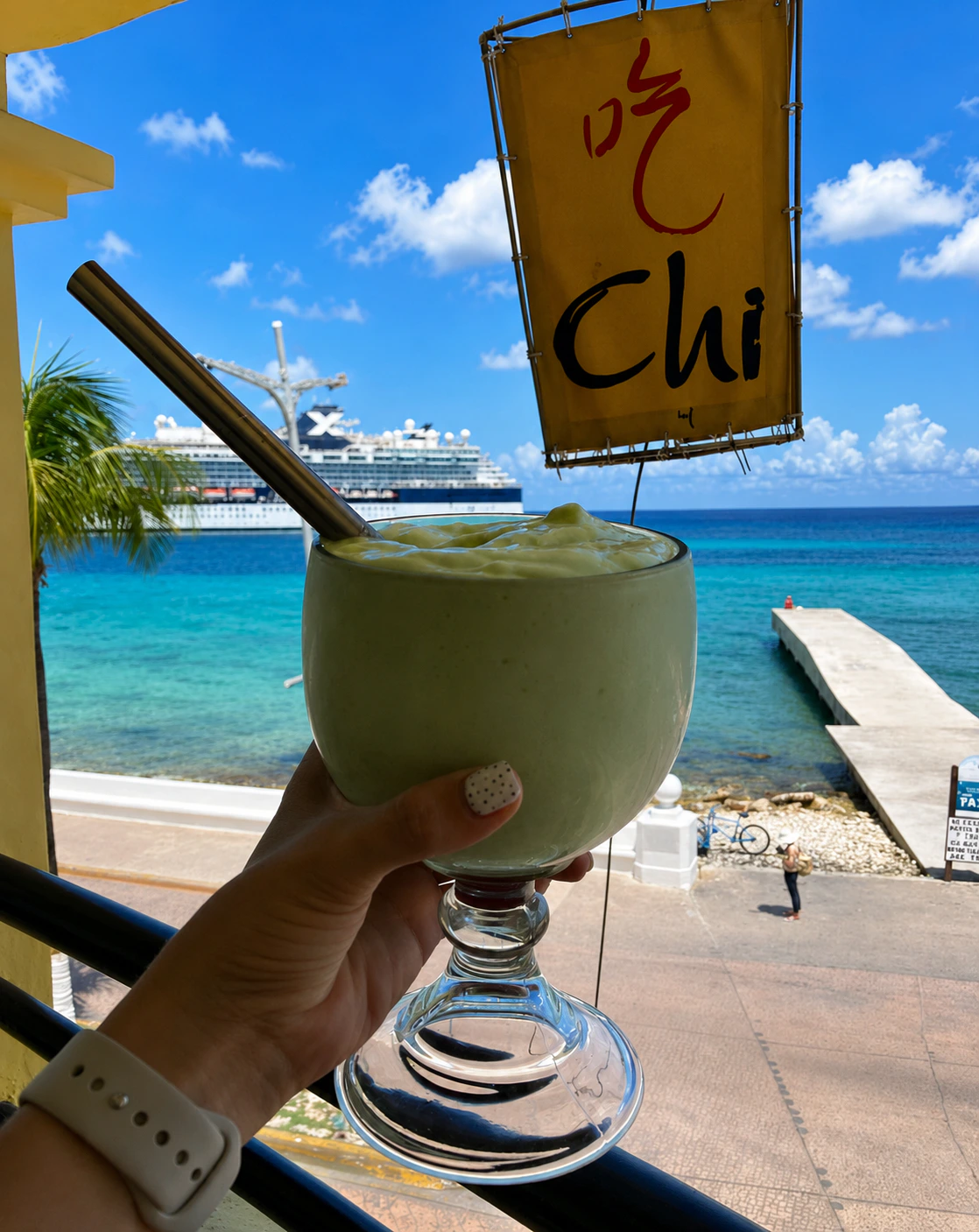 Smoothie de Chi frente al mar Caribe y un crucero